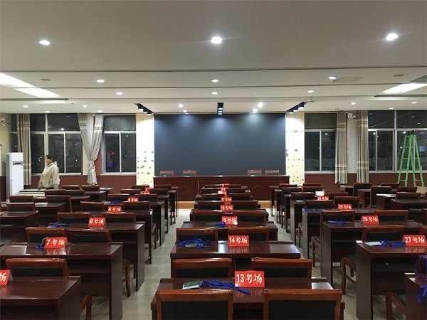 五蓮某中學大會議室